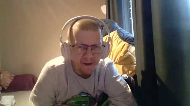 Snapshot of David250692 chatting on November 28, 2025, 9:45 am David250692 online show from November 28, 2025, 9:45 am