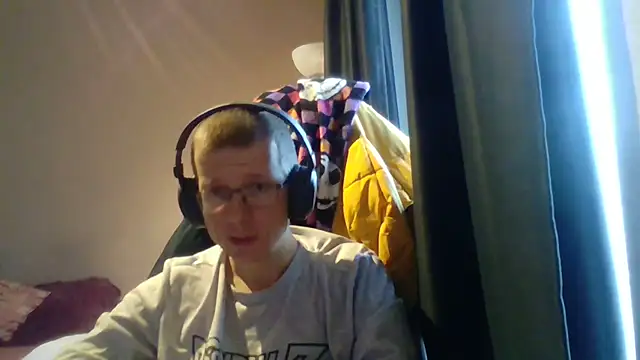 Snapshot of David250692 chatting on December 18, 2025, 1:06 pm David250692 online show from December 18, 2025, 1:06 pm