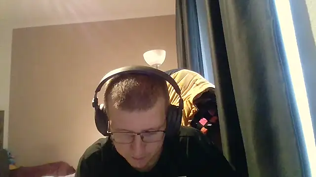 Snapshot of David250692 chatting on December 19, 2025, 8:10 am David250692 online show from December 19, 2025, 8:10 am