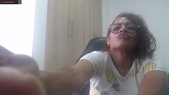 Snapshot of BustyMilf_ chatting on January 28, 2025, 4:30 pm BustyMilf online show from January 28, 2025, 4:30 pm