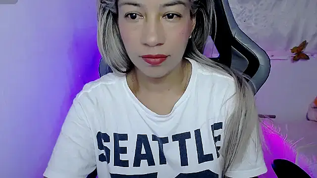 ninatiny online show from November 7, 2025, 9:42 am