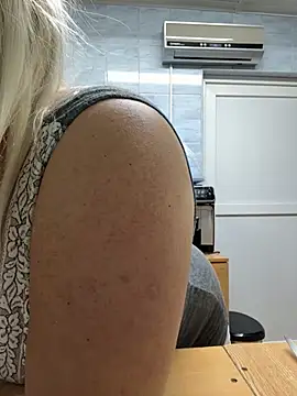 Snapshot of SabinaSweety chatting on December 4, 2025, 12:36 pm SabinaSweety online show from December 4, 2025, 12:36 pm