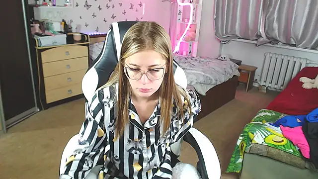 Kira honeyy online show from March 22, 2025, 6:11 am