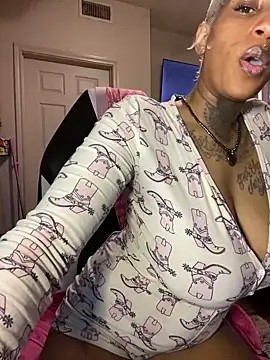 Snapshot of MzParker chatting on February 19, 2025, 6:32 pm MzParker online show from February 19, 2025, 6:32 pm