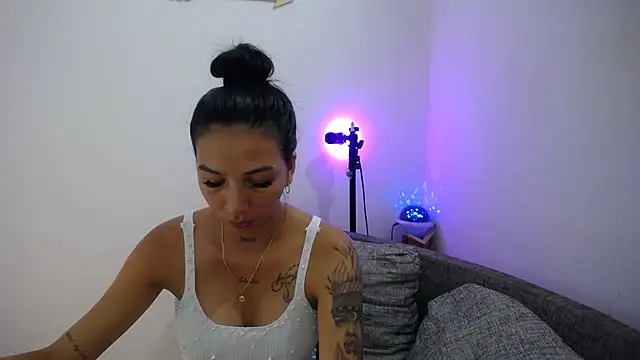 Snapshot of Allyson_Smith chatting on December 10, 2024, 10:47 pm Allyson Smith online show from December 10, 2024, 10:47 pm