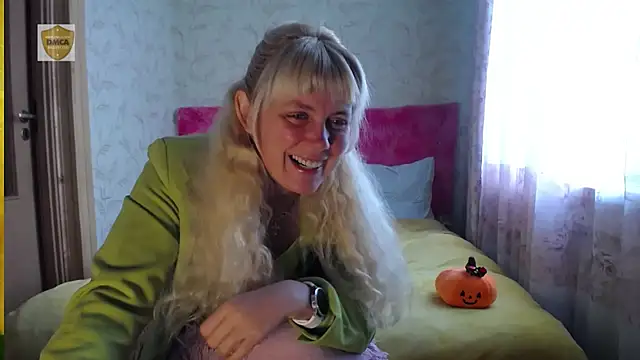 SunnySylvia online show from November 1, 2025, 7:32 am