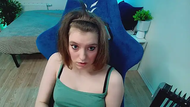 Snapshot of CranberryHot chatting on May 10, 2026, 8:14 pm CranberryHot online show from May 10, 2026, 8:14 pm