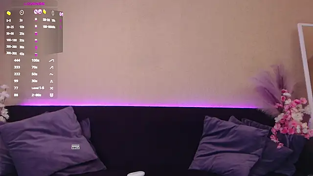 anna chatstrip online show from November 1, 2025, 12:18 pm