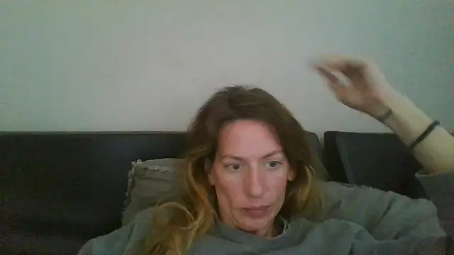 Snapshot of Rhodesxox chatting on November 5, 2025, 5:57 pm Rhodesxox online show from November 5, 2025, 5:57 pm