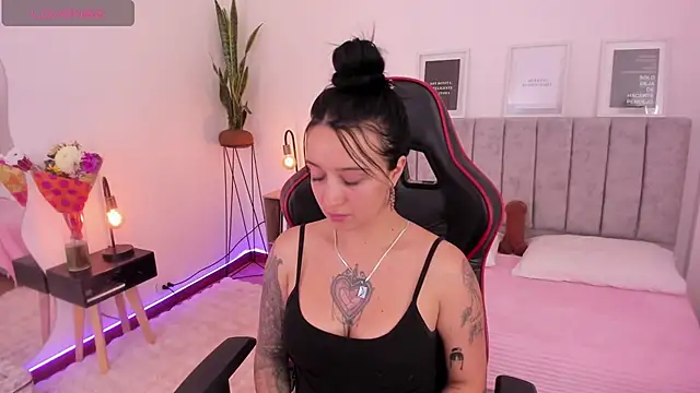 EmmyEvans1 online show from March 17, 2025, 7:37 pm