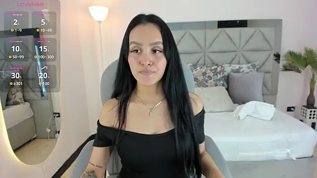 tati saldarriaga online show from November 24, 2025, 8:41 pm