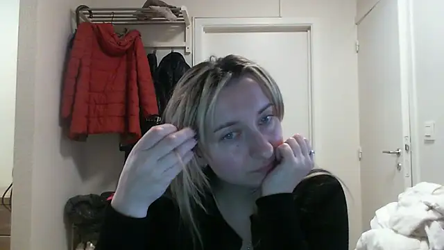 SusanCurt online show from December 1, 2025, 10:42 am