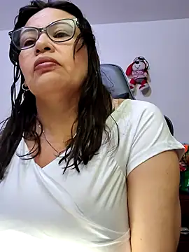 esmeralda milf online show from May 23, 2026, 8:35 pm