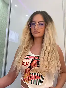 mollyxxx online show from March 31, 2026, 12:01 am