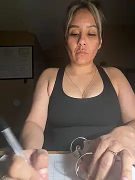 Snapshot of Aw_ThROAt9 chatting on May 6, 2026, 5:35 am Aw ThROAt9 online show from May 6, 2026, 5:35 am