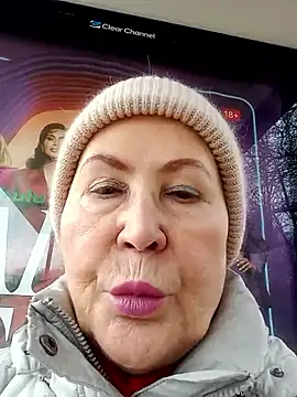 Hottie-Mom online show from November 14, 2025, 11:20 am