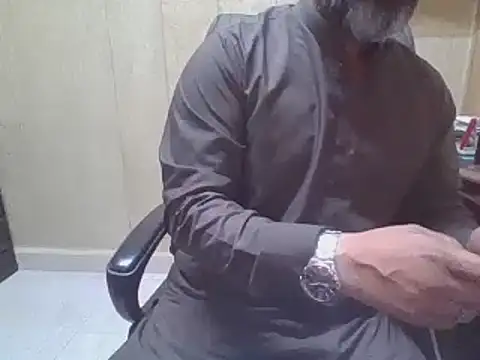 hairymaster95 online show from November 24, 2025, 4:12 am