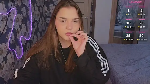  momiji  online show from April 24, 2026, 1:57 pm