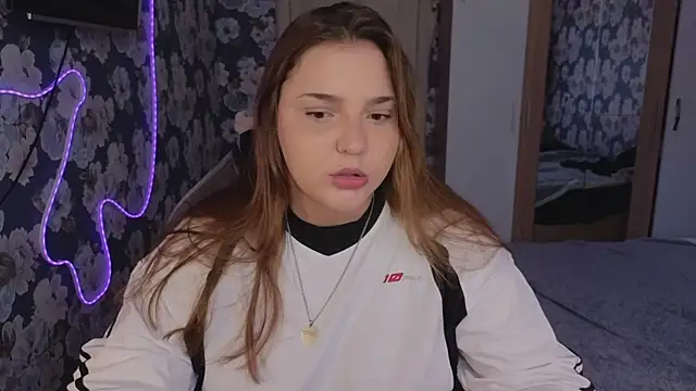  momiji  online show from April 25, 2026, 1:52 pm