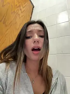 Snapshot of _MiaQueen_ chatting on December 8, 2024, 9:19 pm MiaQueen online show from December 8, 2024, 9:19 pm