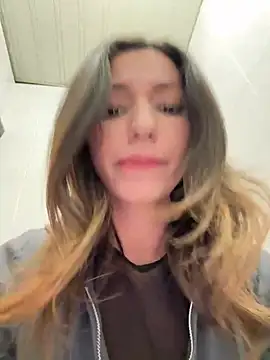 Snapshot of _MiaQueen_ chatting on February 19, 2025, 11:25 pm MiaQueen online show from February 19, 2025, 11:25 pm