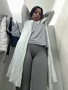 Snapshot of _MiaQueen_ chatting on March 3, 2025, 11:35 pm MiaQueen online show from March 3, 2025, 11:35 pm