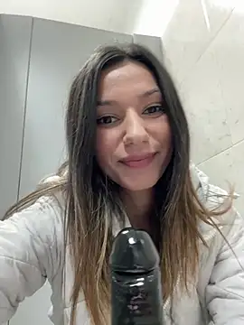 Snapshot of _MiaQueen_ chatting on March 13, 2025, 10:32 pm MiaQueen online show from March 13, 2025, 10:32 pm