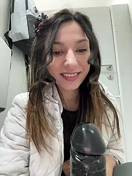 Snapshot of _MiaQueen_ chatting on March 17, 2025, 11:32 pm MiaQueen online show from March 17, 2025, 11:32 pm