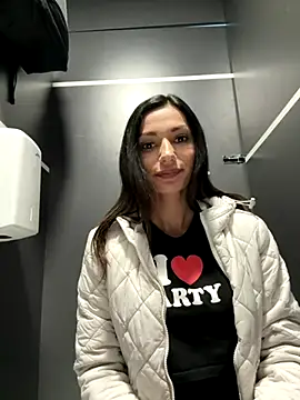 Snapshot of _MiaQueen_ chatting on October 6, 2025, 9:45 pm MiaQueen online show from October 6, 2025, 9:45 pm