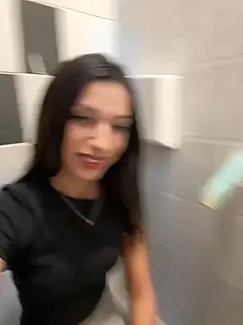 Snapshot of _MiaQueen_ chatting on November 1, 2025, 10:45 pm MiaQueen online show from November 1, 2025, 10:45 pm