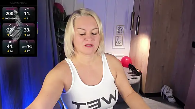 Snapshot of YolandaKiss chatting on November 3, 2025, 8:21 pm YolandaKiss online show from November 3, 2025, 8:21 pm