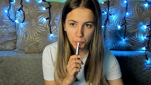 MaggieCake online show from December 3, 2025, 5:26 am