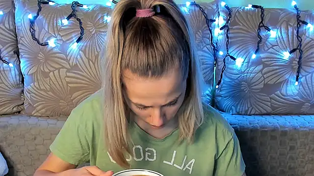 MaggieCake online show from December 14, 2025, 1:22 am