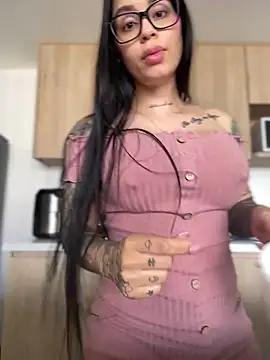 LaraHenao online show from January 12, 2025, 4:29 pm