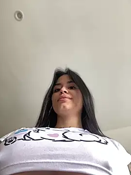 LaraHenao online show from January 23, 2025, 1:02 pm