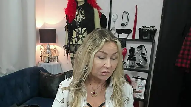 Snapshot of crystaLUX chatting on May 26, 2026, 4:30 am crystaLUX online show from May 26, 2026, 4:30 am