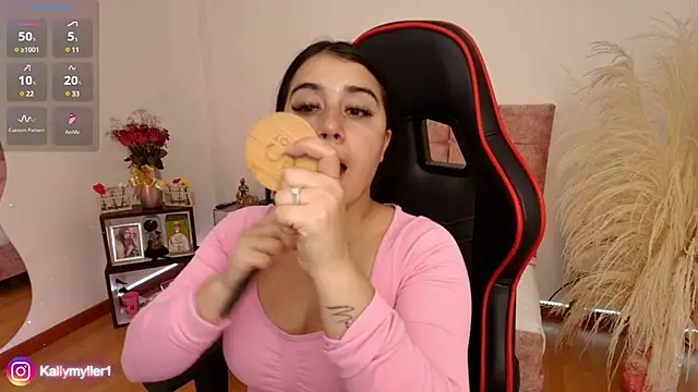 Snapshot of KallyMyller1 chatting on December 5, 2024, 8:11 pm KallyMyller1 online show from December 5, 2024, 8:11 pm