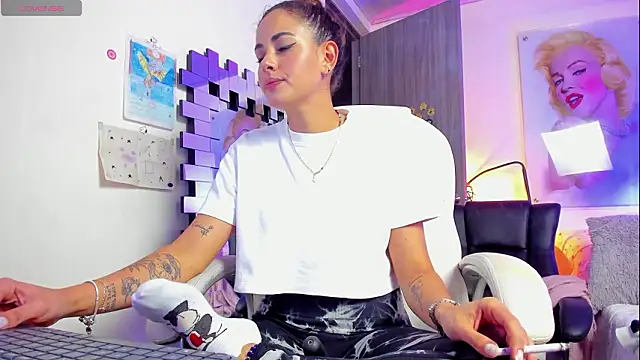 Snapshot of KimberlySaen chatting on February 13, 2026, 9:44 pm KimberlySaen online show from February 13, 2026, 9:44 pm