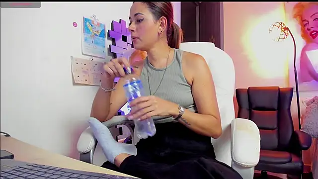 Snapshot of KimberlySaen chatting on February 28, 2026, 10:00 pm KimberlySaen online show from February 28, 2026, 10:00 pm