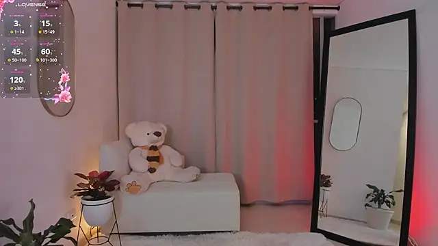 roxie gates  online show from November 17, 2025, 12:49 am