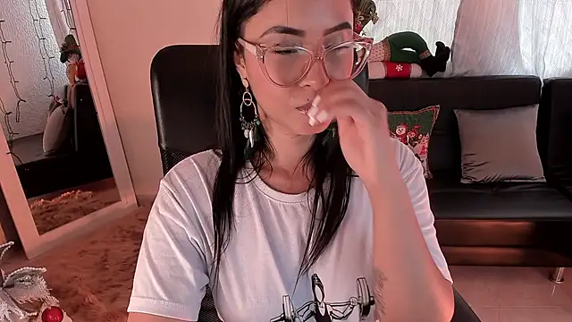 Snapshot of PaulinaBelushi chatting on December 13, 2024, 8:47 pm PaulinaBelushi online show from December 13, 2024, 8:47 pm