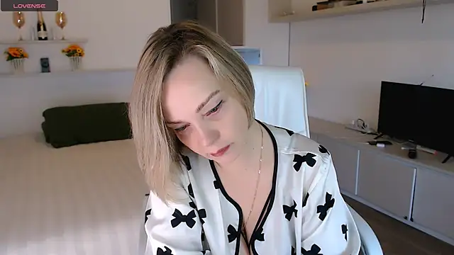 Snapshot of Tilly_Eliot chatting on September 24, 2025, 1:58 pm Tilly Eliot online show from September 24, 2025, 1:58 pm