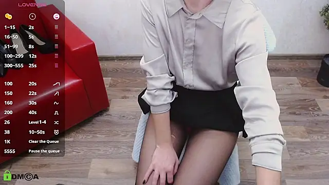 VickyGolden online show from November 17, 2025, 4:40 am