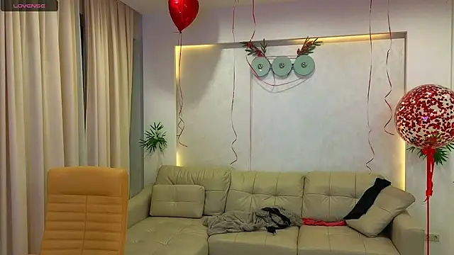 Snapshot of Rabbits_couplee chatting on February 5, 2025, 12:42 am Rabbits couplee online show from February 5, 2025, 12:42 am