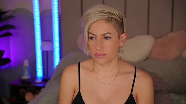 VickySecret96 online show from December 5, 2025, 5:53 pm