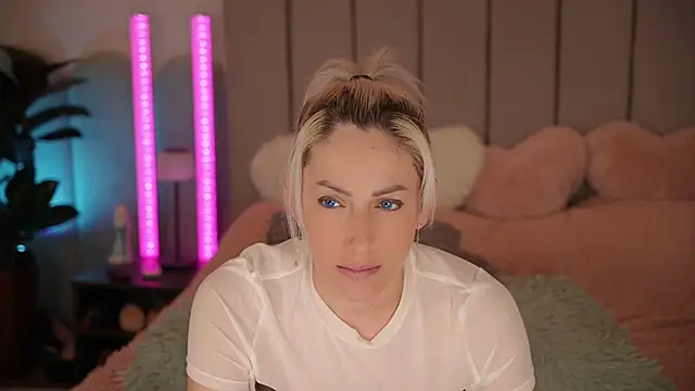 VickySecret96 online show from April 4, 2026, 5:54 pm