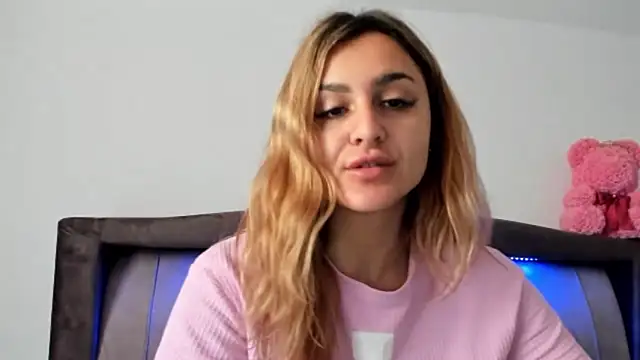 Snapshot of NicolePlay chatting on March 4, 2026, 5:35 am NicolePlay online show from March 4, 2026, 5:35 am