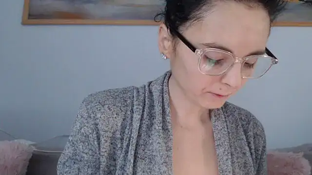 cleophee online show from April 17, 2026, 5:43 am