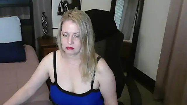 HollieBim online show from May 21, 2026, 1:18 pm