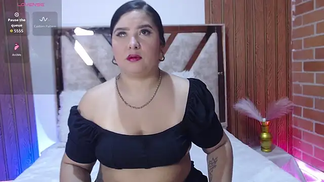 AGATHAA WHITE online show from December 20, 2025, 11:50 am